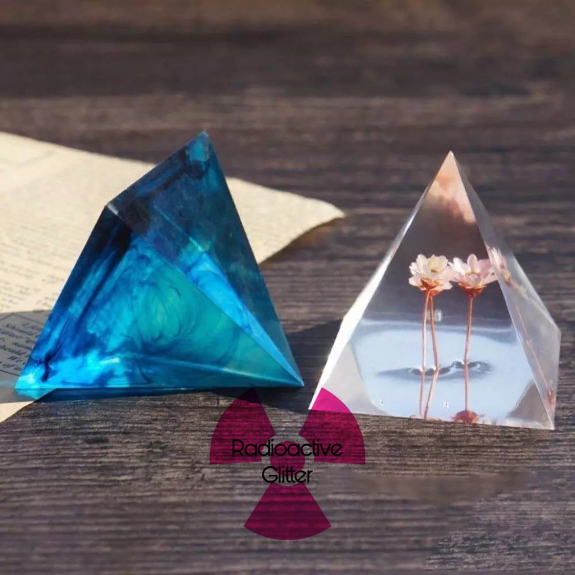 691 Pyramid – Radioactive Glitter